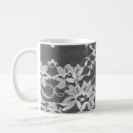 Weiße Blumenspitze: schwarzer Hintergrund. Kaffeetasse (Links)