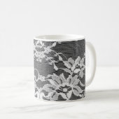 Weiße Blumenspitze: schwarzer Hintergrund. Kaffeetasse (VorderseiteRechts)