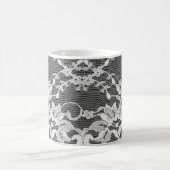 Weiße Blumenspitze: schwarzer Hintergrund. Kaffeetasse (Mittel)