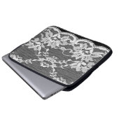 Weiße Blumenspitze: schwarzer Hintergrund. Laptopschutzhülle (Vorne Knopf)