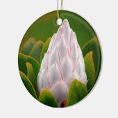Weiße Blüte König-Protea, Weihnachtsverzierung Keramik Ornament (Links)