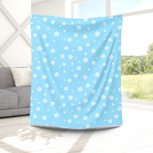 Weiße Blüten auf Baby Blue Pattern Fleecedecke