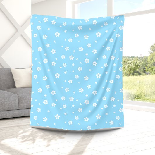 Weiße Blüten auf Baby Blue Pattern Fleecedecke