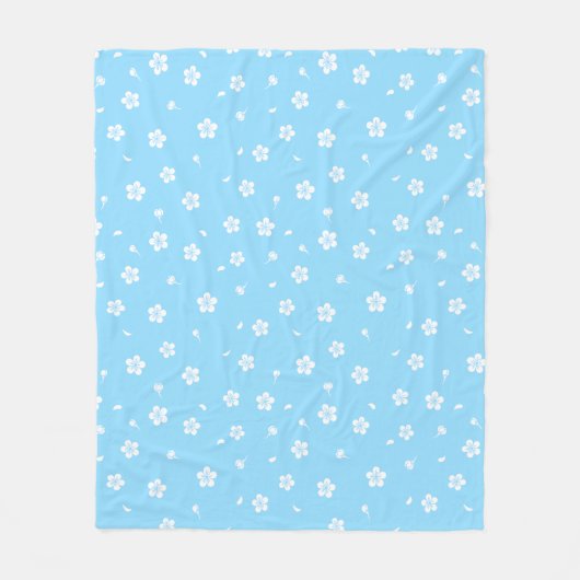 Weiße Blüten auf Baby Blue Pattern Fleecedecke (Vorderseite)