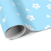 Weiße Blüten auf Baby Blue Pattern Geschenkpapier (Rolleneckpunkt)