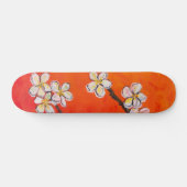 Weiße Blüten auf orangefarbenem Federhintergrund Skateboard (Horizontal)