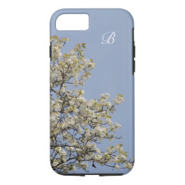 Weiße Blüten, blauer Hintergrund, Monogramm Case-Mate iPhone Hülle