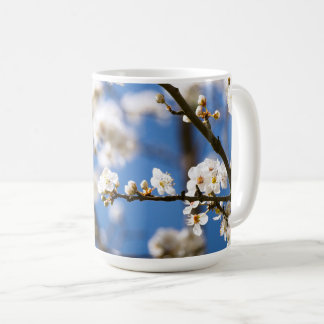 Weiße Blüten vor einem weißen Himmel Kaffeetasse