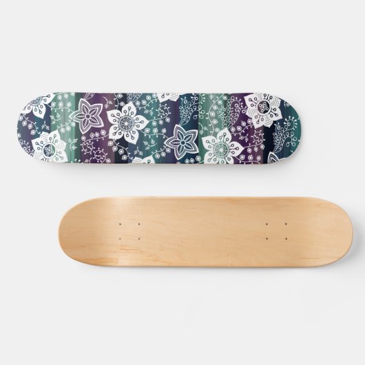 Weiße Blütendunkel Lila Aquamarin blaue grüne Stre Skateboard (Horizontal)