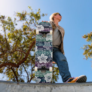 Weiße Blütendunkel Lila Aquamarin blaue grüne Stre Skateboard