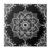 Weiße BlütenMandala und weißer Rahmen auf schwarz Fliese (Vorderseite)