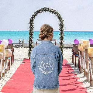 Weiße Braut-Typografie und floraler Kranz Hochzeit Jeansjacke