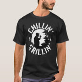 Weiße Briefmarke Chillin’ & Grillin T-Shirt (Vorderseite)