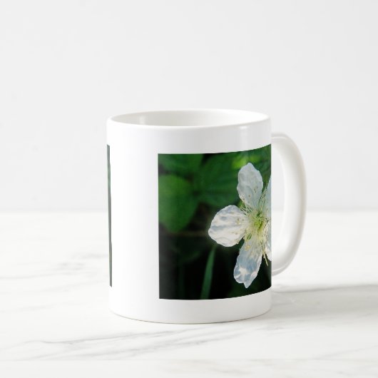 Weisse Brombeerblüte Kaffeetasse (VorderseiteRechts)