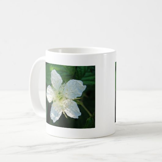 Weisse Brombeerblüte Kaffeetasse (Vorderseite Links)