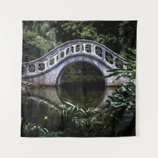 WEISSE BRÜCKE UMGEBEN VON BÄUMEN WANDTEPPICH