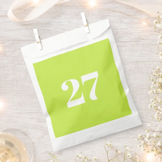 Weiße Buchstabennummer in grün anpassen Geschenktütchen (Ausgeschnitten)