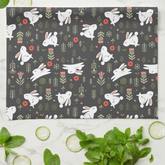 Weiße Bunnies und Frühlingsblumen Geschirrtuch (Gefaltet)
