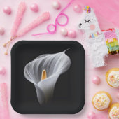 Weiße Calla-Lilie auf schwarz Pappteller (Party)