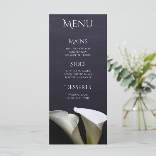 Weiße Calla-Lilien auf schwarz Menükarte (Stehend Vorderseite)