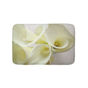 Weiße Calla-Lilien von oben Badematte