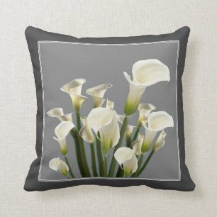 WEISSE CALLA LILILILILIES BOUQUET AUF GRAY KISSEN