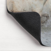 Weiße Camargue-Pferde, die im Wasser laufen Mousepad (Ecke)