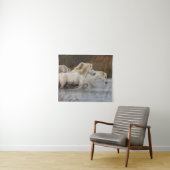 Weiße Camargue-Pferde, die im Wasser laufen Wandteppich (Beispiel (Horizontal))