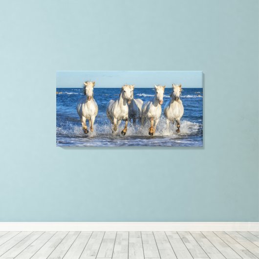 Weiße Camarque Pferde Galopp durch Wellen Leinwanddruck (Insitu (Holzboden))