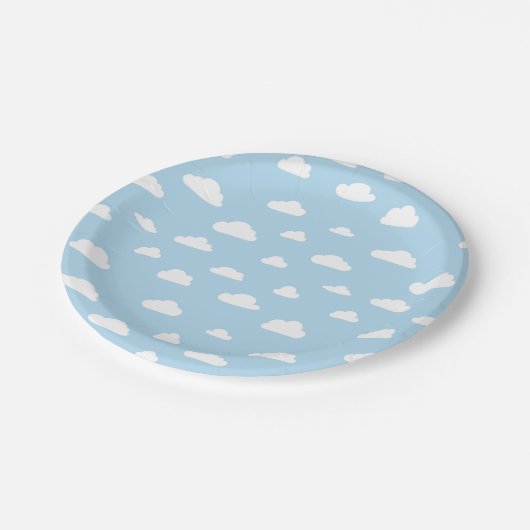 Weiße Cartoon-Wolken auf blauem Hintergrund-Muster Pappteller (Schrägansicht)