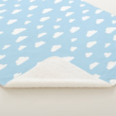 Weiße Cartoon-Wolken auf hellblauem Hintergrund Sherpadecke (3/4)