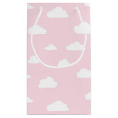 Weiße Cartoon-Wolken auf rosa Hintergrundmuster Kleine Geschenktüte (Rückseite)