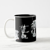 Weiße Chessmen bereit für Tasse des Krieges (Links)