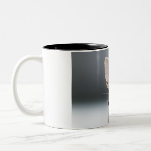 Weiße Chihuahua, die Lippen lecken Zweifarbige Tasse (Links)