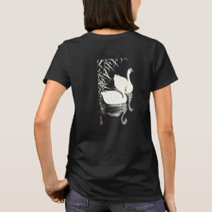Weiße chinesische Gänse, die mit Schilf schwimmen, T-Shirt