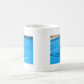 Weiße Cockapoo Hundeschwimmen auf einem Floss Kaffeetasse (Mittel)