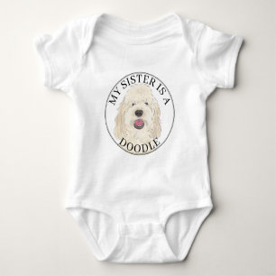 Weiße Creme Golden Doodle Hündin große Schwester Baby Strampler