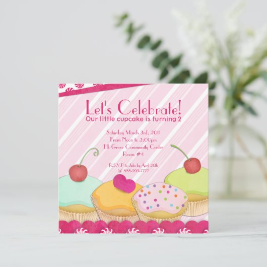 Weiße Cupcake-Party Einladung (Stehend Vorderseite)