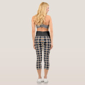 Weiße Dahlia Blumenmuster auf schwarz Capri Leggings (Rückseite)