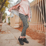 Weiße Dahlia Blumenmuster auf schwarz Leggings<br><div class="desc">Stretchische,  modische Leggings,  die das Foto einer einfachen,  weißen Dahlia-Blume mit gelbem Zentrum auf schwarzem Hintergrund darstellen und in einem sich wiederholenden Muster gedruckt sind. Ein lustiges Blumendesign! Wählen Sie die Größe Ihrer Leggings.</div>