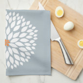 Weiße Dahlie auf grauem Hintergrund Geschirrtuch (Viertel Falte)