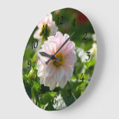 Weiße Dahlie im Foto Große Wanduhr (Winkel)