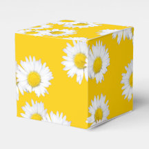 Weiße Daisy auf gelbem Hintergrund