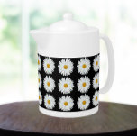 Weiße Daisy-Floral-Muster auf schwarz<br><div class="desc">Weiße Keramik Teekanne mit Deckel,  die das Foto-Bild einer hübschen,  weißen Daisy-Blume auf einem schwarzen Hintergrund und gedruckt in einem sich wiederholenden Muster. Ein schönes,  blumengeschmücktes Design!</div>