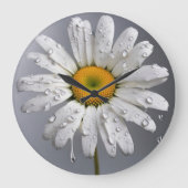 Weiße Daisy mit Regentropfen Große Wanduhr (Vorderseite)