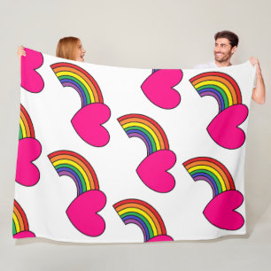 Weiße Decke mit Regenbogen und heißen rosa Herzen