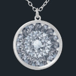 Weiße Diamanten schließen geometrisches Design Versilberte Kette<br><div class="desc">Das Bild von weißen Diamanten schließt das geometrische abstrakte Design.</div>