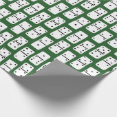 Weiße Dominosteine mit schwarzen Punkten auf grüne Geschenkpapier (Ecke)