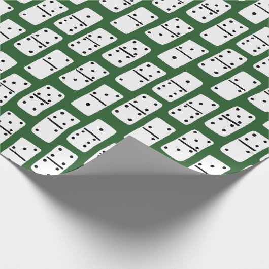 Weiße Dominosteine mit schwarzen Punkten auf grüne Geschenkpapier (Ecke)