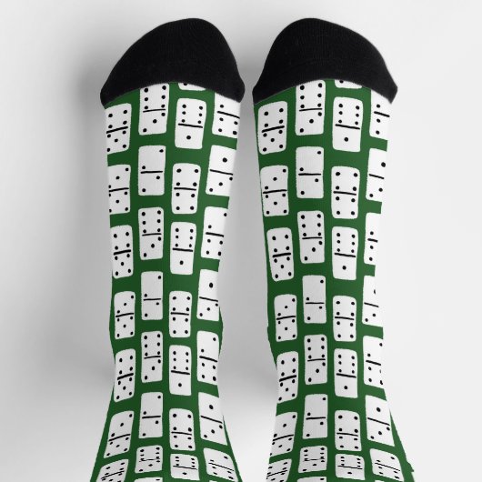 Weiße Dominosteine mit schwarzen Punkten auf grüne Socken (Oben)